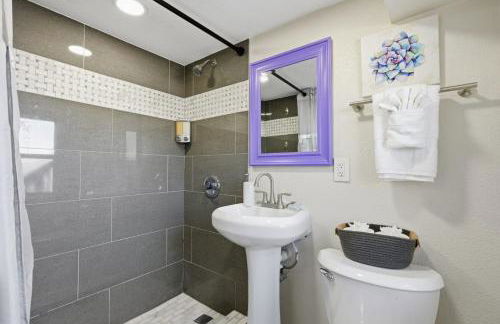 Cozy 1BR • Courtyard + Shared Deck - Foto 23