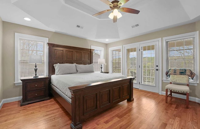 Sleeps 22, Lakefront w/ Private Dock & Pool, 2 Houses Lake Living by Avantstay - Foto 26