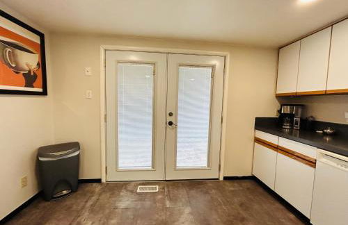 Little Blue Bungalow on Boise's Bench, Pet Friendly, Fully Fenced yard with doggie door! 2 miles from BSU, 5 minutes from Downtown Boise, Desk and workstation for remote workers, 2 TV's large walk-in closet, Good for mid-term stays - Foto 42