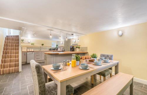 Lakeland Cottage - Bowness-on-Windermere sleeps 6 - Photo 13