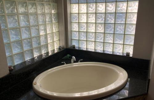 Tiki Paradise House & pool - 10 min to Beach! - Foto 18