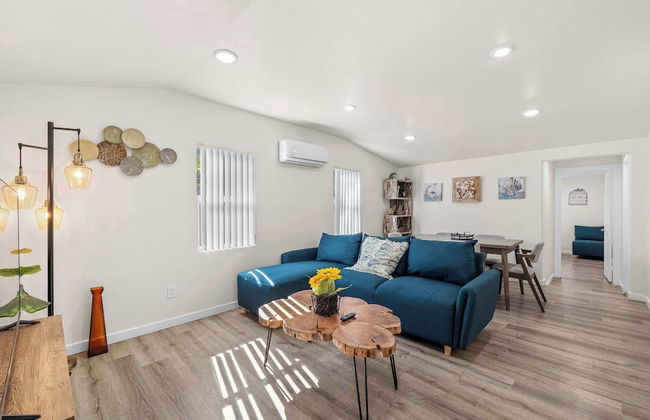 Charming Escape With Stylish Decor & Outdoor Space - Foto 24