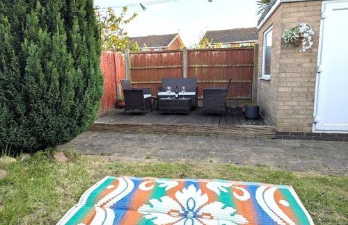 A cosy & stylish two-bed bungalow with garden & parking, close to a shopping centre, motorways and bus stops - Foto 22