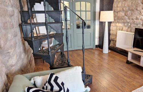 Historic 1629 May Cottage with Hot Tub - Photo 3