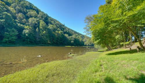Riverfront West Virginia Cabin with Screened-In Deck - Foto 2