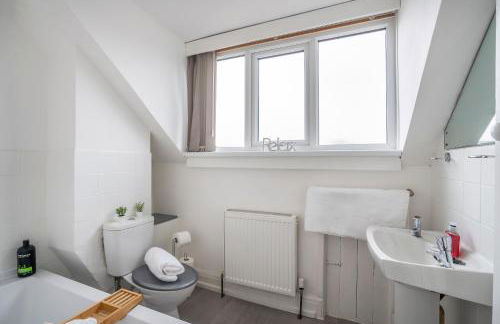 Modern Apartment -Free Parking - by Holiday Homes - Foto 23