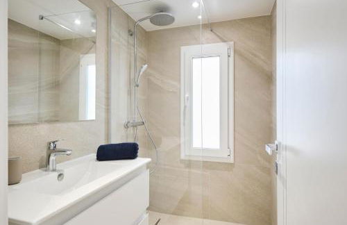 VILLA DES PERGOLAS -6 Bdrs - 5 bathrs -Parking -Jardin -JACUZZI -TRAMstation , 10 min beach - Foto 17