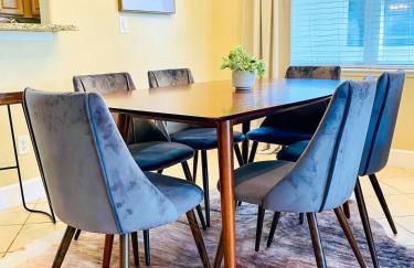 Modern DT Home-King size Bed-Patios-Long Stays-WiFi - Foto 5