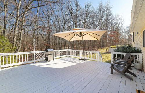 Stunning Poconos Villa- Hot Tub, Pool, Game Room, BBQ & more - Foto 20
