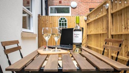Welcome - BUSINESS or PLEASURE! Southampton 'City Vibes' # Stylish Apartment with Outdoor Courtyard! 1-4 Guests BOOK YOUR CITY BREAK or PRE-CRUISE STAY! CLOSE TO MAYFLOWER THEATRE, UNIVERSITIES, CRUISE TERMINALS, HOSPITALS & SHOPS! - Photo 4