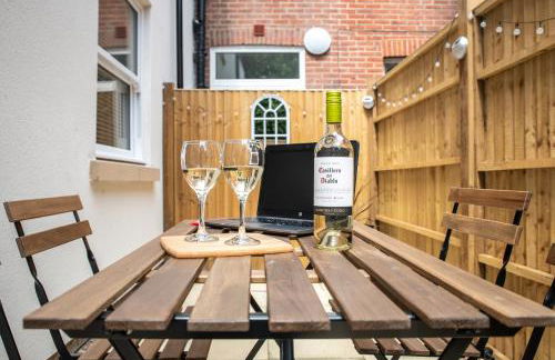 Welcome - BUSINESS or PLEASURE! Southampton 'City Vibes' # Stylish Apartment with Outdoor Courtyard! 1-4 Guests BOOK YOUR CITY BREAK or PRE-CRUISE STAY! CLOSE TO MAYFLOWER THEATRE, UNIVERSITIES, CRUISE TERMINALS, HOSPITALS & SHOPS! - Photo 4