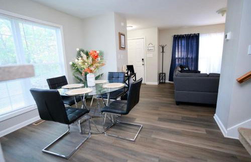 Modern Two BR Townhome, Workspace, Free Parking and Wi-Fi - Foto 13