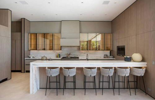 Ultra-Luxurious BH Estate with Pool, Theatre, Views - Foto 18