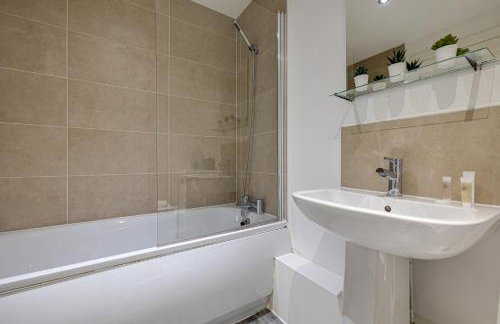 Stunning 2 bed apt with free parking close to CC - Foto 20