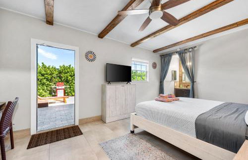 Boho Tiki Villa w Heated Saltwater Pool, King Beds & 6TVs - Photo 38