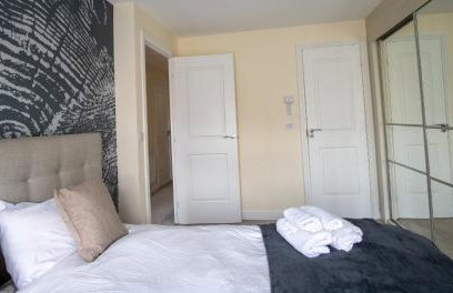 Impressive 4 Bed House Sleeps 8 - Private Parking Fast Wi-Fi Netflix & Foosball, Business Insurance and Leisure Travellers Welcome - Foto 25