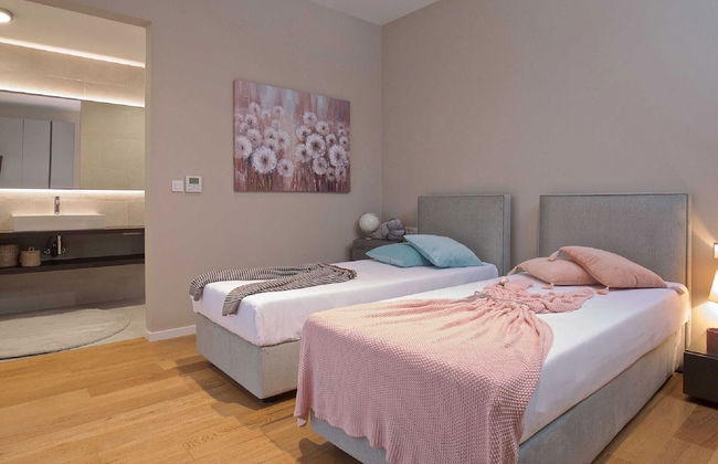 Enticing Holiday Home in Brtonigla with Hot Tub - Photo 4