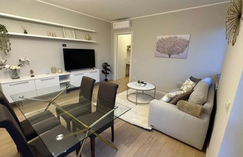 The Captain Apartments Marina next to Verbella Leonardo Academy MXP - Photo 2