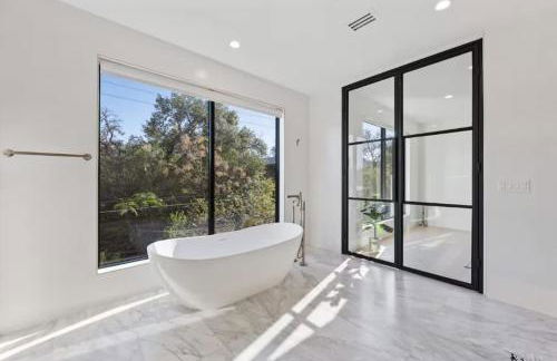 Barton Springs Luxe Heated Pool Spa Sleeps 16 - Photo 64