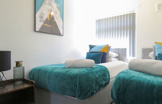 Tudors eSuites 4 Bedroom House with Garden & 9 Beds - Foto 8