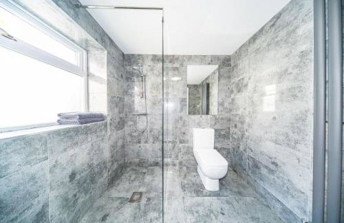 RYAN AIR I BNB - Huge 4 Bedroom House with Free Parking - Foto 20