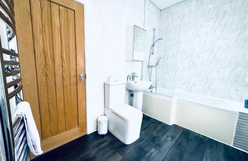 Stylish 1 Bedroom Flat in the Heart of Staines - Foto 13