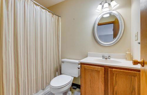 Less Than 1 Mi to Mt Snow Charming Condo with Fireplace - Photo 14