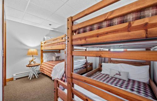 Walk to Village! Stunning timber chalet! Hot-Tub, Bonfire & more! - Foto 30