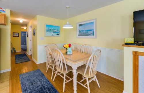 Condo with Deck Walk to Beach and Convention Center! - Foto 3
