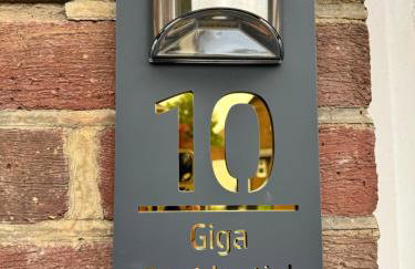 Giga Residential 4 Bedrooms, 8 guests , Near City Centre, Arcade Machine, Sky TV, Netflix, Free Wifi, Free Parking - Foto 6