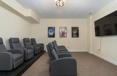 Stunning Modern Retreat! Year-Round Swim Spa | Hot Tub | Movie Room | Firepit - Foto 27