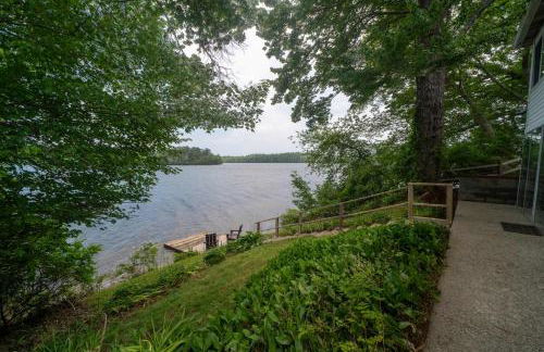 Family Lakefront Adventure House 3BR wFirepit & Scenic - Foto 4