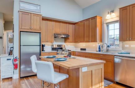 Sunny Backyard Fireplace Coastal Access in Peaceful Neighborhood Near Shopping - Photo 8