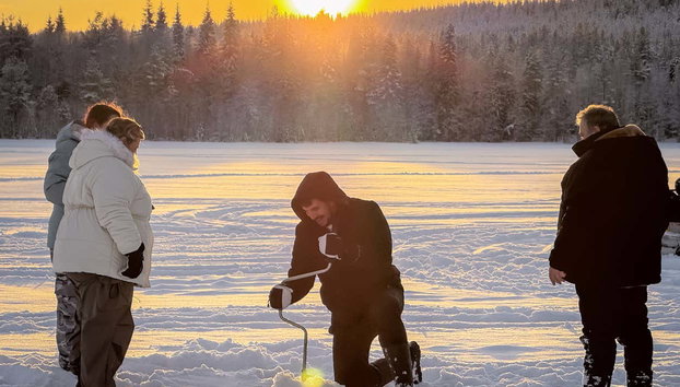 Paseo en moto de nieve + Pesca en el hielo - Foto 4, Perforando el hielo para pescar