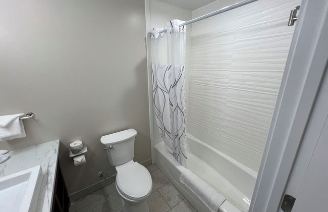 Lighthouse Inn & Suites - Photo 50