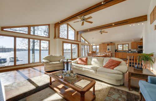 Lakeside Michigan Retreat with Boat Dock and Fireplace - Foto 1