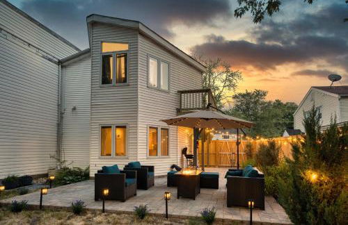 Patio Paradise Stylish 3BR Home with Gaming Room - Photo 36