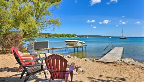 Steps to Beach! Dog-Friendly Suttons Bay Cottage - Foto 3