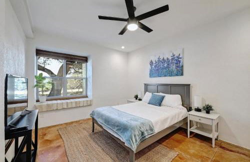 Luxury Lakefront Escape on Lake Travis - Photo 13