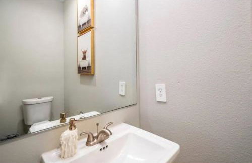 Spacious 3 Bed House near MD Anderson with Free Parking & Wi-Fi - Photo 44