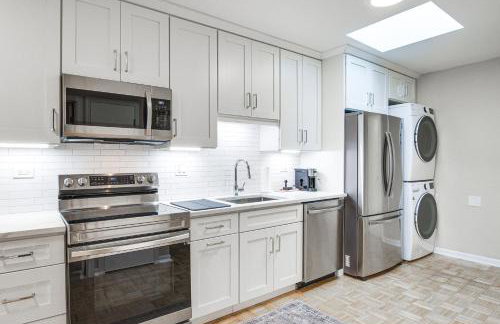 Steps to Shops and Eats Apt in Portage Park! - Foto 9