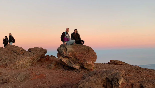 Una pareja contemplando el atardecer