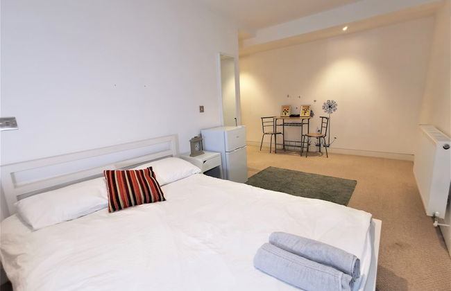 Spacious Double Room with en-suite - 1b - Photo 8