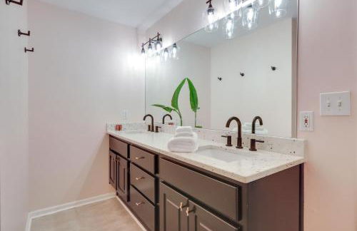 Spacious Stockbridge Manor Pool Table, 2 Kitchens - Foto 16