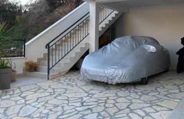 Villa with stunning Mountain Views and Authentic Croatian Stone House near Split and Sea - Photo 32