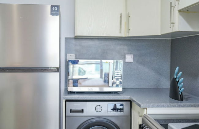 Yogi - Serene Romance in a Stylish Studio with City Views - Photo 10