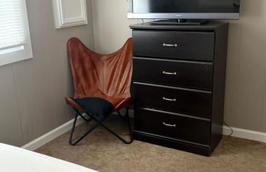 Charming Cottage with Fenced Backyard Pet Friendly - Foto 7