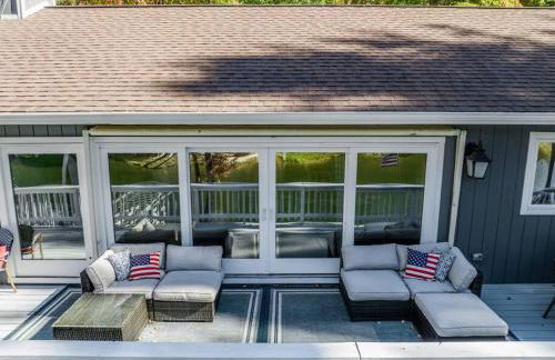 Lakefront Luxury with Private Beach, Sleeps 14 - Foto 43