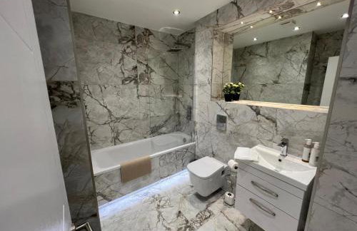 Queen Apartment - High Spec - En-Suites - 7 Guests - Foto 7