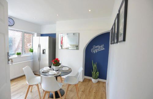 Aisiki Stays Apartments at Hillingdon, 3-Bedroom & 2-Bathroom, Pet-Friendly House with Garden, King or Twin Beds with Free WiFi and Parking Space - Foto 10